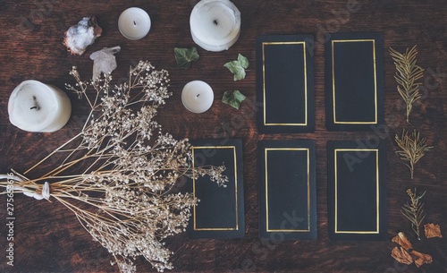 Cuadros en Lienzo Tarot 5 card spread on a nature display (flat lay)