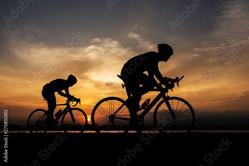 Dekoracja na wymiar  sylwetka-dwa-rowerzysta-szosowy-czlowiek-na-rowerze-w-godzinach-porannych