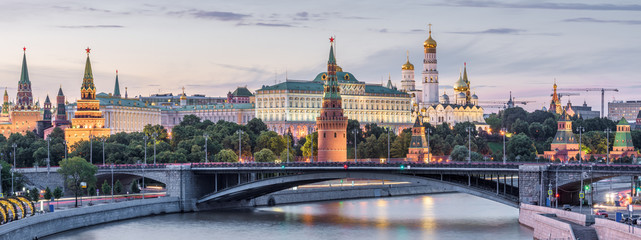 Wall Mural - Moscow Kremlin at dusk, Russia. Panoramic view of the famous Moscow center in summer evening. Ancient Kremlin is a top landmark of Moscow. Beautiful cityscape of the old Moscow city in twilight.
