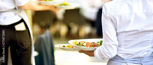Fotomural Bedienung serviert Essen für die Gäste im Restaurant