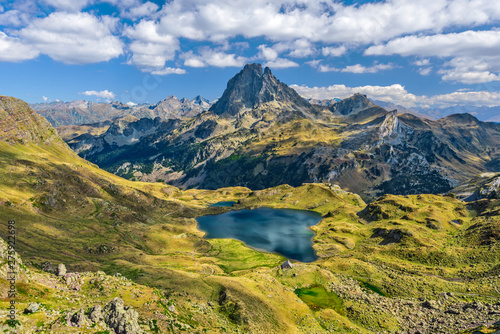 Dekoracja na wymiar  widok-na-doline-ossau-z-przeleczy-ayous-we-francuskich-pirenejach-atlantyckich-jak-widac-w-pazdzierniku-jezioro-gentau-znajduje-sie-na-pierwszym-planie-slynnego-pirenejskiego-szczytu-midi-ossau