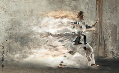 Obrazy Taekwondo   kobieta-w-kimonie-uprawia-taekwondo