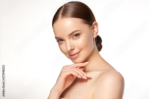 Dekoracja na wymiar  piekna-mloda-kobieta-z-czysta-swieza-skore-zabieg-na-twarz-kosmetologia-uroda-i