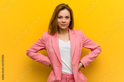 Fotomural Young fashion business woman confident keeping hands on her hips.