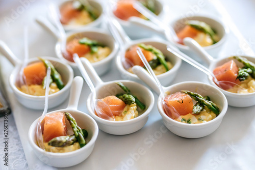 Cuadros en Lienzo Tuna fish slices with green aspargus finger food