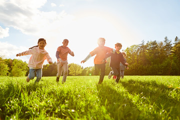 Sticker - Kinder laufen und spielen auf einer Wiese