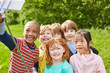 © Robert Kneschke - Kinder machen Selfie Foto zur Erinnerung