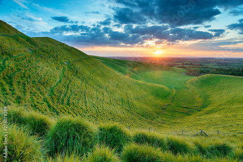 Foto  Dramatic sunset over The Manger in Uffington