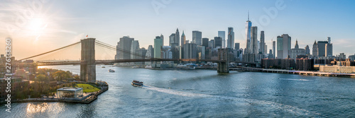 Fototapeta na szkło Panorama panoramę Nowego Jorku o zachodzie słońca z Brooklyn Bridge