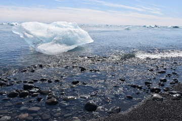 Canvas Print - Diamond Beach with black sand and many ice rocks at Vatnajökull national park near Höfn in Iceland