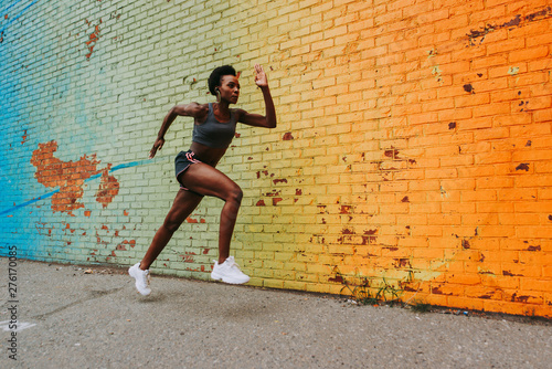Cuadros en Lienzo Athlete woman training in the morning at sunrise in New york city, Brooklyn in t