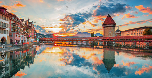 Photographie Sunset in historic city center of Lucerne with famous Chapel Bridge and lake Luc