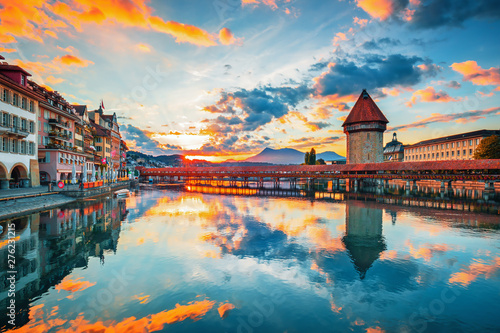 Sunset in historic city center of Lucerne with famous Chapel Bridge and lake Luc Tableau sur Toile