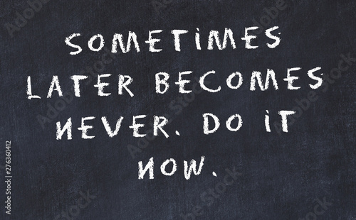 Fotografía Black chalkboard with handwritten wise motivational quote