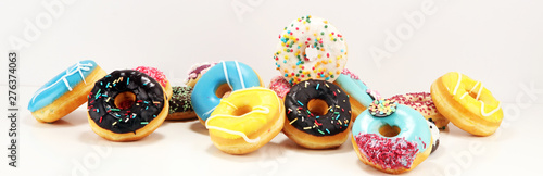 Fotografía donuts in different glazes with chocolate