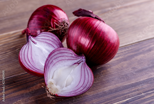 Fotografía red onions on rustic wood