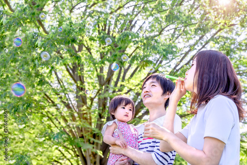 新緑の樹木を背景にシャボン玉で遊ぶ赤ちゃんを抱いた夫婦 幸せ 愛情 家族イメージ Stock 写真 Adobe Stock 新緑の樹木を背景にシャボン玉で遊ぶ赤ちゃんを抱いた夫婦 幸せ 愛情 家族イメージ Stock 写真 Adobe Stock