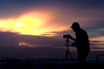 Poster - silhouette of photographer at sunset