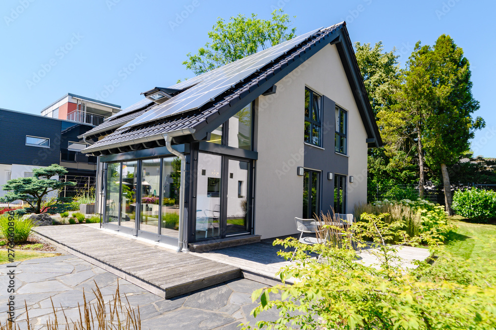 Foto modernes Einfamilienhaus mit Garten do Stock Adobe Stock