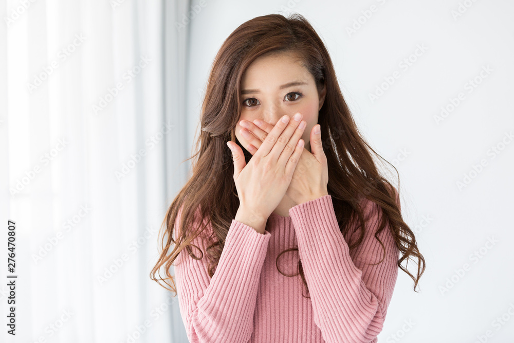 口を覆う女性 の Stock フォト | Adobe Stock