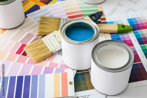 Cuadros en Lienzo Cans of paint with brushes and palette samples