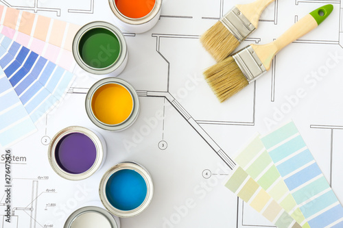 Fotomural Cans of paint with brushes, palette samples and house plan