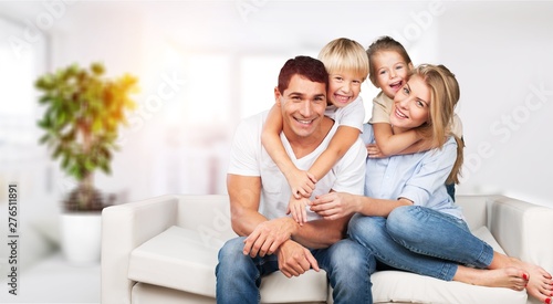 Fotomural Young family at home smiling at camera