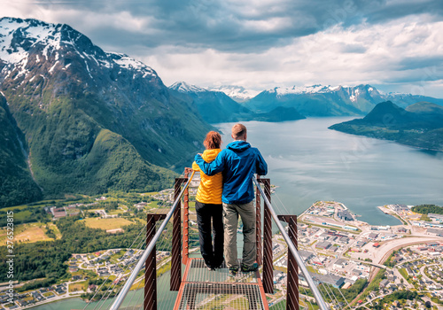 Fotografía  happy blue yellow couple tourists