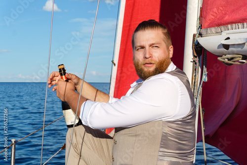 Fotomural yachtsman with a bottle of sparkling wine
