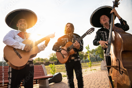 Fotografía Mexican musicians mariachi band street concert
