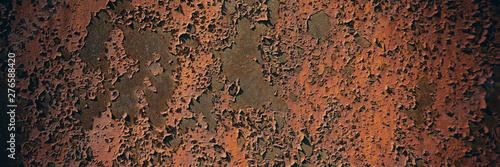 Fotografía Rusty metal sheet surface coated with decaying paint.