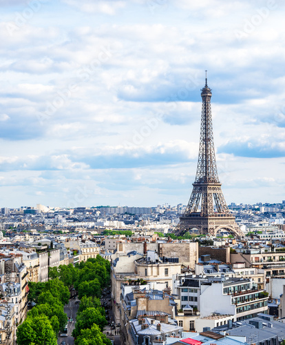 凱旋門から眺めるエッフェル塔とパリ市内 縦位置 Stock Photo Adobe Stock