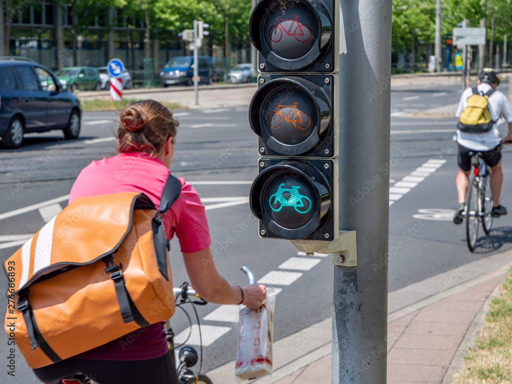 grünes Licht für umweltfreundliches Fahrradfahren - obrazy, fototapety, plakaty 