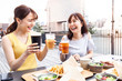 © Monet - 屋外で楽しくお酒を飲む女性達