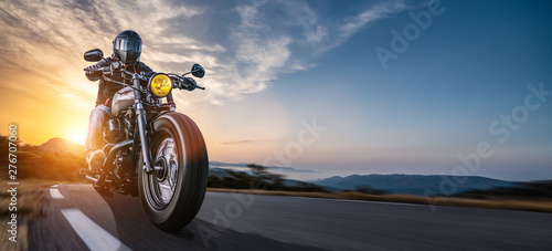 Dekoracja na wymiar  motocykl-na-drodze-zabawe-jadac-pusta-autostrada-na-motocyklowej-wycieczce-jo