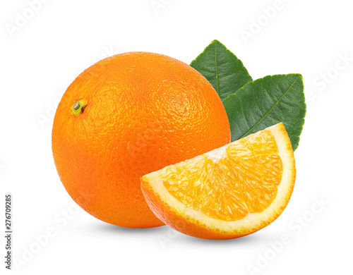 Fototapeta pomarańcza  pomaranczowy-owoc-z-lisciem-na-bialym-tle-pelna-glebia-ostrosci