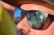 Besucher auf einem Techno-Festival spiegeln isch in den Gläsern einer Sonnenbrille