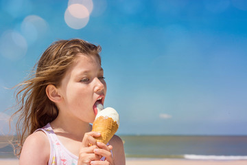 Poster - magnifique jeune fille dégustant une glace