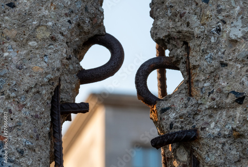 Cuadros en Lienzo Close up of the crumbling remains of the Berlin Wall at the Wall Memorial, Germany