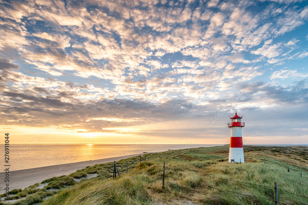 Red Lighthouse on the island of Sylt in North Frisia, Schleswig-Holstein, Germany - obrazy, fototapety, plakaty 