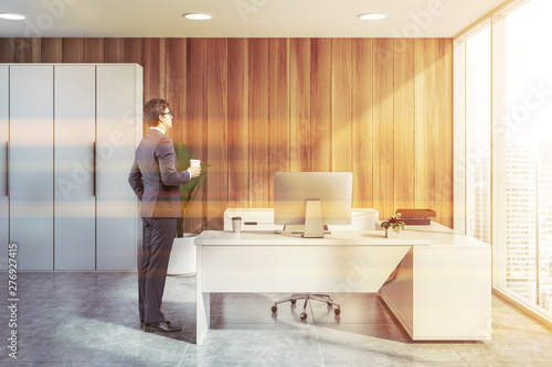 Businessman In Modern Ceo Office Kaufen Sie Dieses Foto