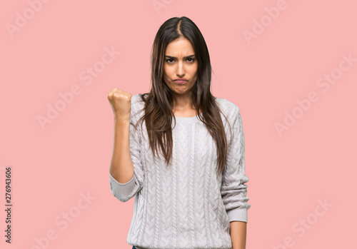 Fotomural Young hispanic brunette woman with angry gesture over isolated background