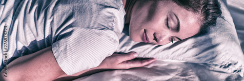 Fotografía Sleeping at night good sleep young woman stomach sleeper resting head on pillow panoramic banner