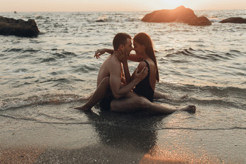 Wall Mural - lovely couple kissing in the sea