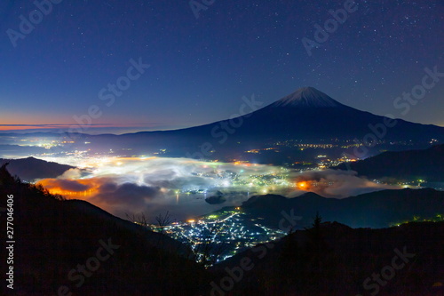 富士山と河口湖の夜景 山梨県富士河口湖町新道峠にて Stock Foto Adobe Stock 富士山と河口湖の夜景 山梨県富士河口湖町新道峠にて Stock Foto Adobe Stock