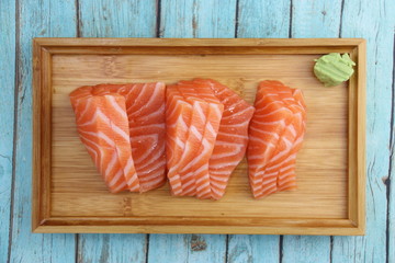 Wall Mural - Sashimi au saumon et wasabi sur un plateau