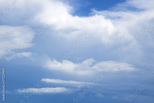 Wolkengebilde nach einem Sommergewitter dunkle Wolken am Wolkengebilde nach einem Sommergewitter dunkle Wolken am