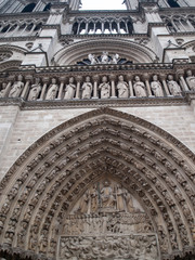 Canvas Print - Fragment of the front elevation with the entrance to the Notre Dame cathedral in Paris