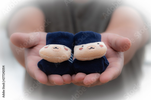 Manos Bebes Zapatitos Familia Espera Embarazo Padres Ternura Carino Amor Mujer Papa Mama Manos Carinosas Buy This Stock Photo And Explore Similar Images At Adobe Stock Adobe Stock
