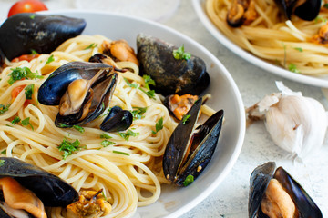 Spaghetti with mussels and tomatoes